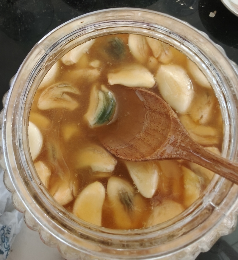 Benefits of Soaking Garlic in Raw Honey